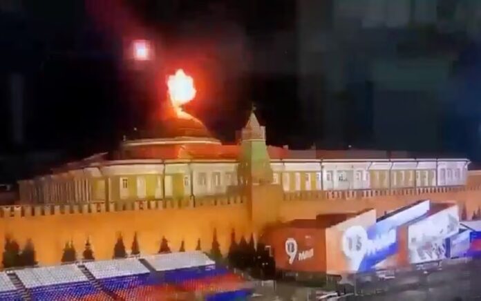 Gambar diam yang diambil dari video menunjukkan objek terbang meledak dalam ledakan cahaya yang intens di dekat kubah gedung Senat Kremlin selama dugaan serangan pesawat tak berawak Ukraina di Moskow, Rusia, dalam gambar ini diambil dari video yang diperoleh Reuters 3 Mei 2023. Foto: Ostorozhno Novosti/Reuters.