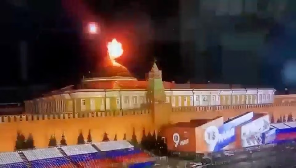 Gambar diam yang diambil dari video menunjukkan objek terbang meledak dalam ledakan cahaya yang intens di dekat kubah gedung Senat Kremlin selama dugaan serangan pesawat tak berawak Ukraina di Moskow, Rusia, dalam gambar ini diambil dari video yang diperoleh Reuters 3 Mei 2023. Foto: Ostorozhno Novosti/Reuters.