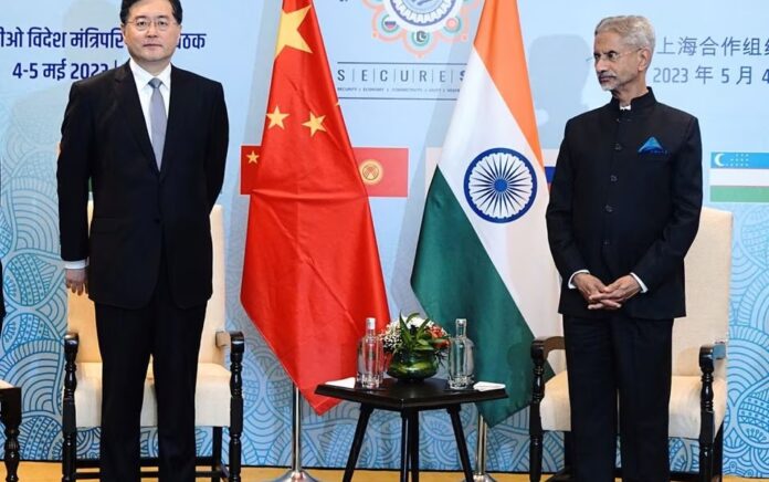 Menteri Luar Negeri India Subrahmanyam Jaishankar dan mitranya dari China Qin Gang berpose untuk difoto selama pertemuan Dewan Menteri Luar Negeri SCO di Goa, India, 4 Mei 2023. Foto: Kementerian Luar Negeri India/HO/Reuters.