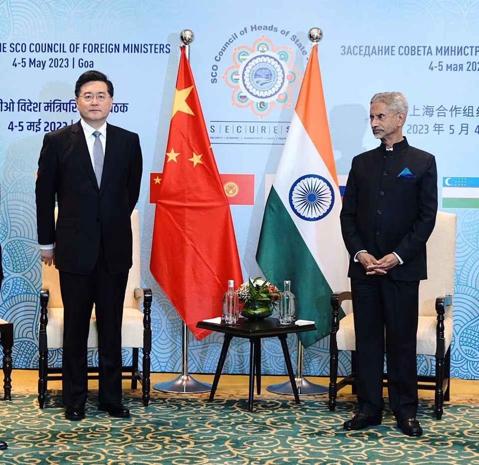 Menteri Luar Negeri India Subrahmanyam Jaishankar dan mitranya dari China Qin Gang berpose untuk difoto selama pertemuan Dewan Menteri Luar Negeri SCO di Goa, India, 4 Mei 2023. Foto: Kementerian Luar Negeri India/HO/Reuters.