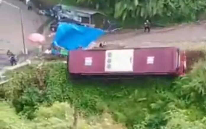 Ditinggal Ngopi Sopir, Bus Bermuatan Puluhan Orang Masuk Sungai di Kawasan Guci Tegal