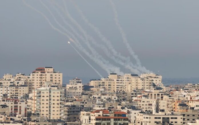 Roket ditembakkan dari Gaza ke Israel, di Gaza 11 Mei 2023. Foto: Reuters/Mohammed Salem.