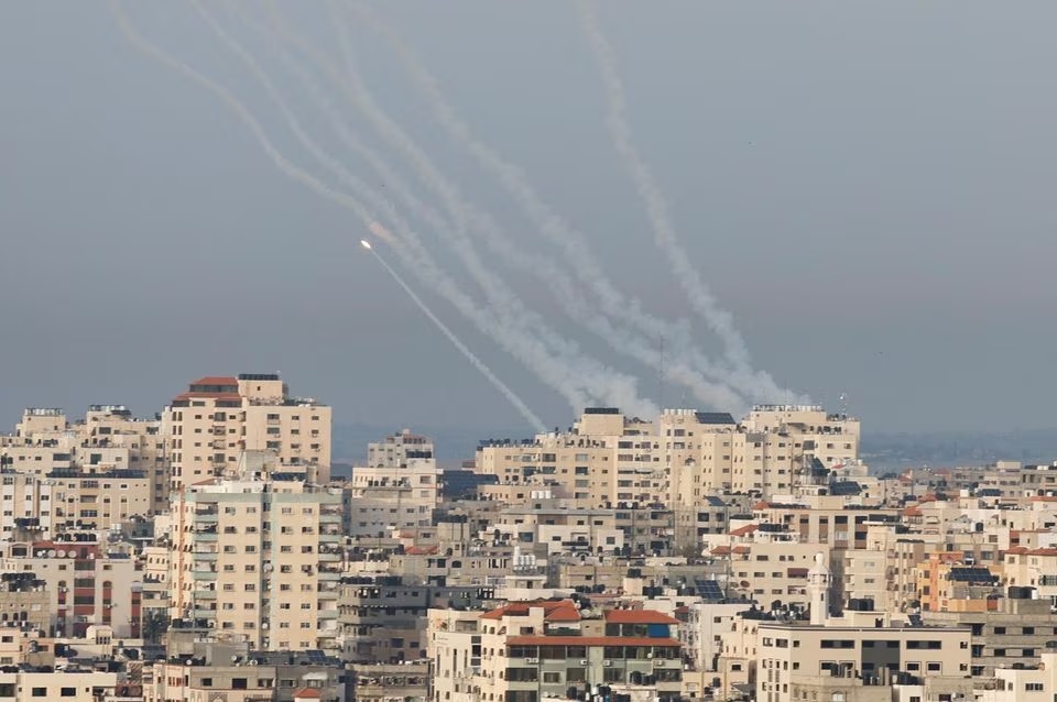 Roket ditembakkan dari Gaza ke Israel, di Gaza 11 Mei 2023. Foto: Reuters/Mohammed Salem.