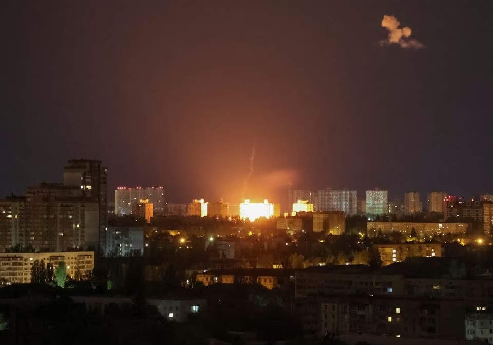 Ledakan pesawat tak berawak terlihat selama serangan pesawat tak berawak Rusia, di tengah serangan Rusia di Ukraina, di Kyiv, Ukraina 8 Mei 2023. Foto: Reuters/Gleb Garanich.