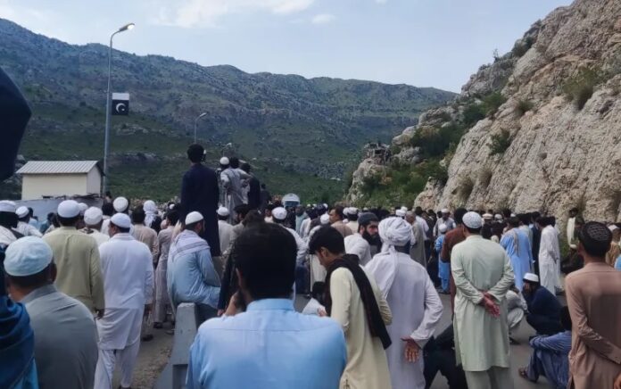 Anggota suku Sunny Khel memprotes setelah pembunuhan di distrik Kohat Pakistan. Foto: Atas perkenan Asad Noushad.