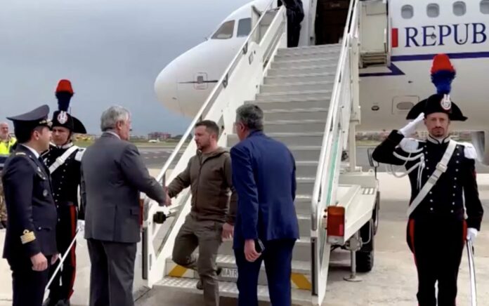 Presiden Ukraina Volodymyr Zelenskiy disambut Menteri Luar Negeri Italia Antonio Tajani saat tiba di bandara Ciampino Roma, Italia, 13 Mei 2023. Foto: Kementerian Luar Negeri Italia/HO/Reuters.