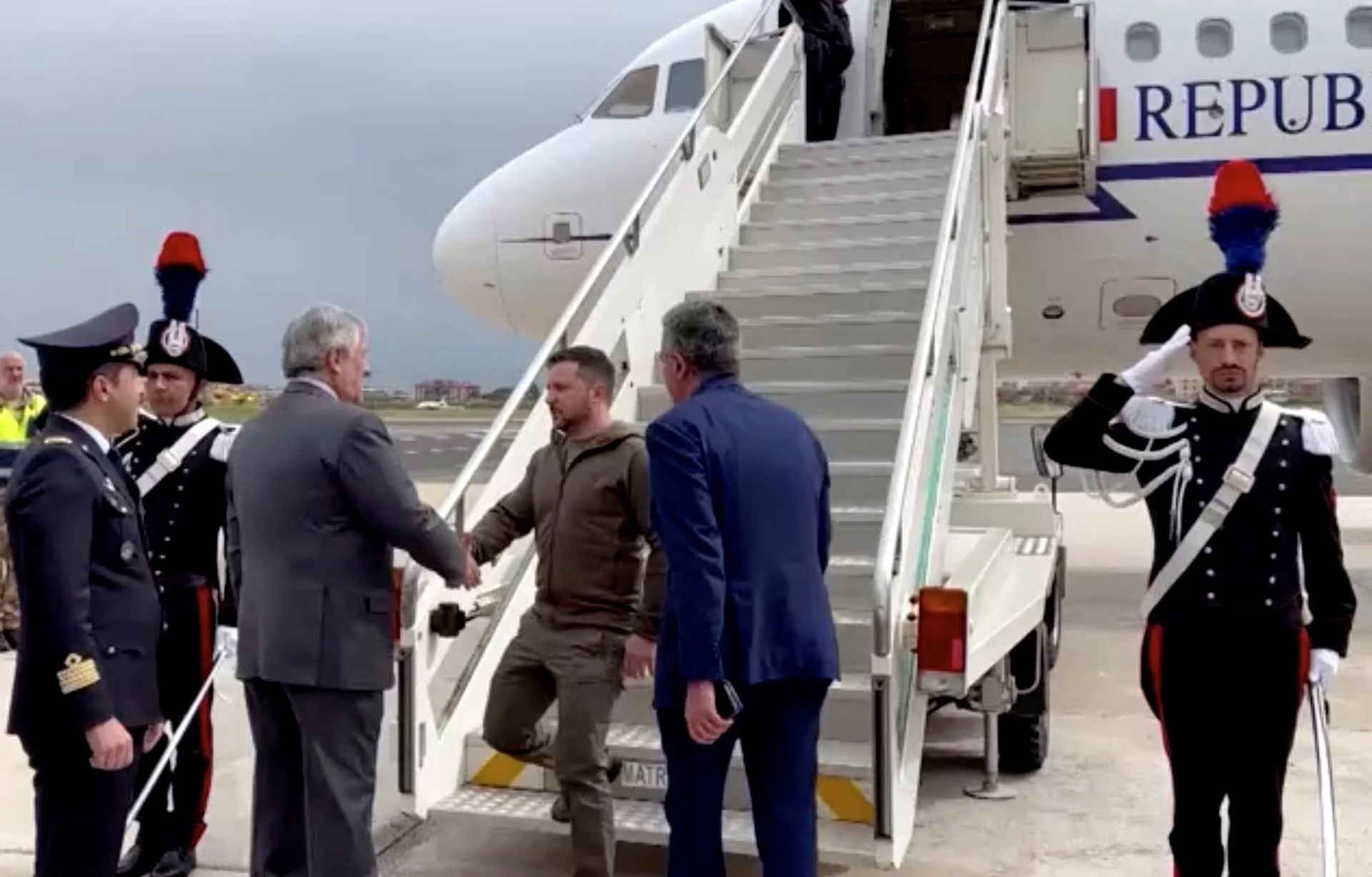 Presiden Ukraina Volodymyr Zelenskiy disambut Menteri Luar Negeri Italia Antonio Tajani saat tiba di bandara Ciampino Roma, Italia, 13 Mei 2023. Foto: Kementerian Luar Negeri Italia/HO/Reuters.