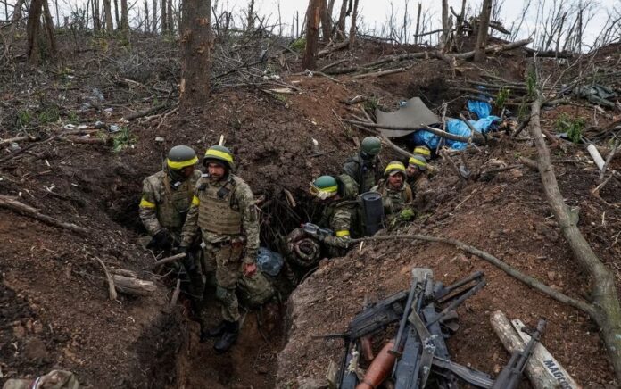 Prajurit Ukraina melihat setelah pertempuran, saat serangan Rusia di Ukraina berlanjut, di dekat kota garis depan Bakhmut, di wilayah Donetsk, Ukraina 11 Mei 2023. Foto: Radio Free Europe/Radio Liberty/Serhii Nuzhnenko/Reuters.