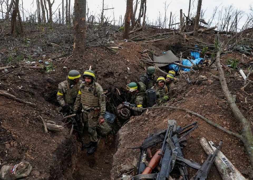 Prajurit Ukraina melihat setelah pertempuran, saat serangan Rusia di Ukraina berlanjut, di dekat kota garis depan Bakhmut, di wilayah Donetsk, Ukraina 11 Mei 2023. Foto: Radio Free Europe/Radio Liberty/Serhii Nuzhnenko/Reuters.