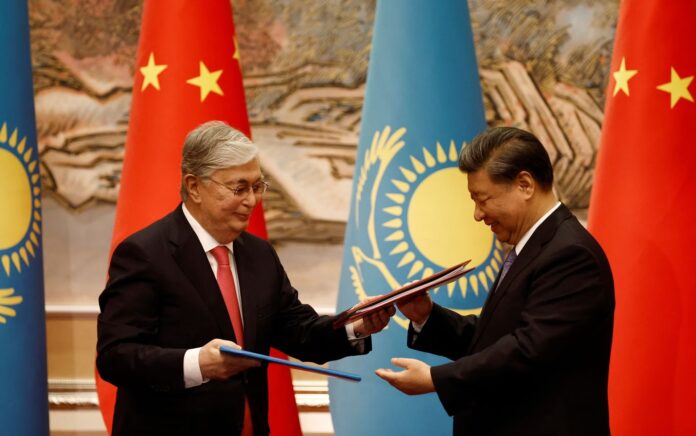 Presiden Tiongkok Xi Jinping dan Presiden Kazakhstan Kassym-Jomart Tokayev bertukar dokumen selama upacara penandatanganan, menjelang KTT Tiongkok-Asia Tengah di Xian, provinsi Shaanxi, Tiongkok 17 Mei 2023. Foto: Reuters/Florence Lo/Pool.