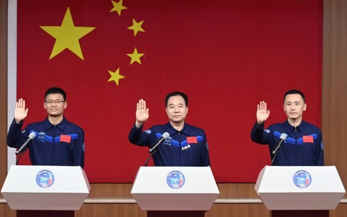 Astronot Jing Haipeng, Zhu Yangzhu dan Gui Haichao menghadiri konferensi pers sebelum misi penerbangan luar angkasa Shenzhou-16 ke stasiun luar angkasa China, di Pusat Peluncuran Satelit Jiuquan, dekat Jiuquan, provinsi Gansu, China 29 Mei 2023. Foto: China Daily/Reuters.