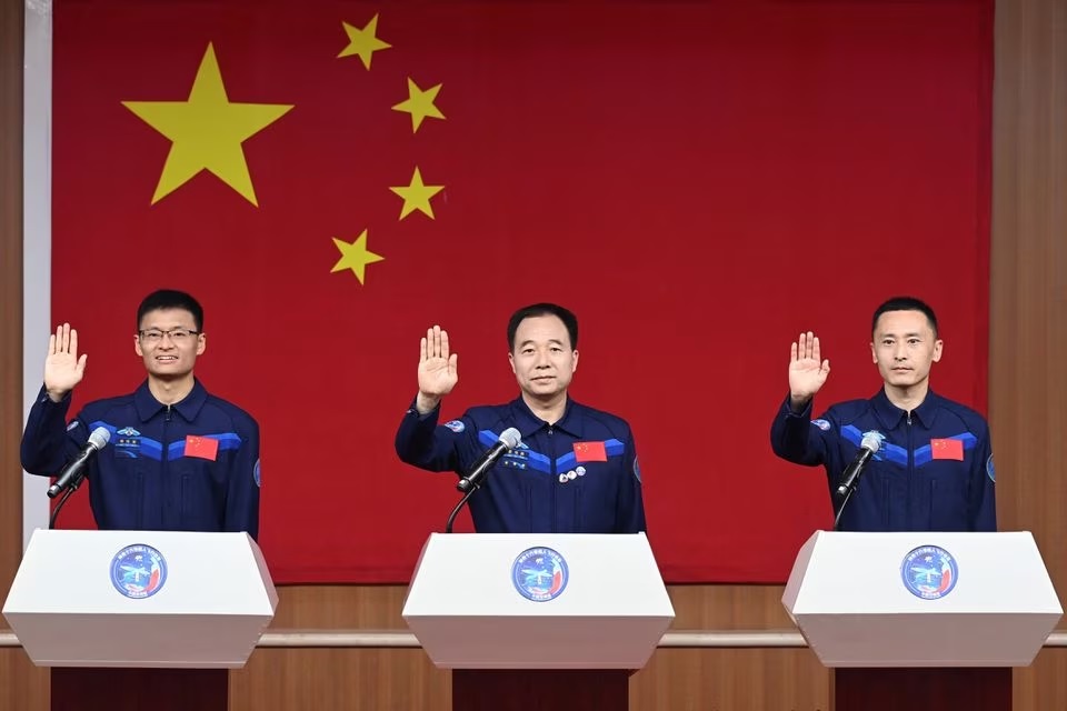Astronot Jing Haipeng, Zhu Yangzhu dan Gui Haichao menghadiri konferensi pers sebelum misi penerbangan luar angkasa Shenzhou-16 ke stasiun luar angkasa China, di Pusat Peluncuran Satelit Jiuquan, dekat Jiuquan, provinsi Gansu, China 29 Mei 2023. Foto: China Daily/Reuters.