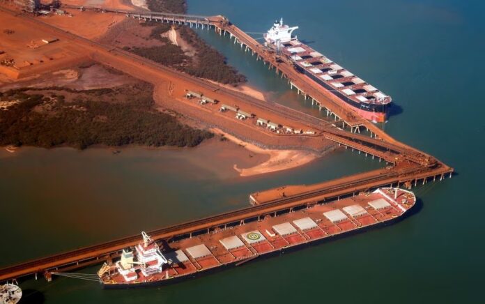 Kapal yang menunggu untuk memuat bijih besi terlihat di dermaga pemuatan Fortescue yang berlokasi di Port Hedland, di wilayah Pilbara, Australia Barat, 3 Desember 2013. Foto: Reuters/David Gray/File Foto.