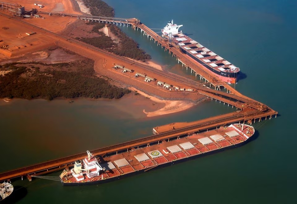 Kapal yang menunggu untuk memuat bijih besi terlihat di dermaga pemuatan Fortescue yang berlokasi di Port Hedland, di wilayah Pilbara, Australia Barat, 3 Desember 2013. Foto: Reuters/David Gray/File Foto.