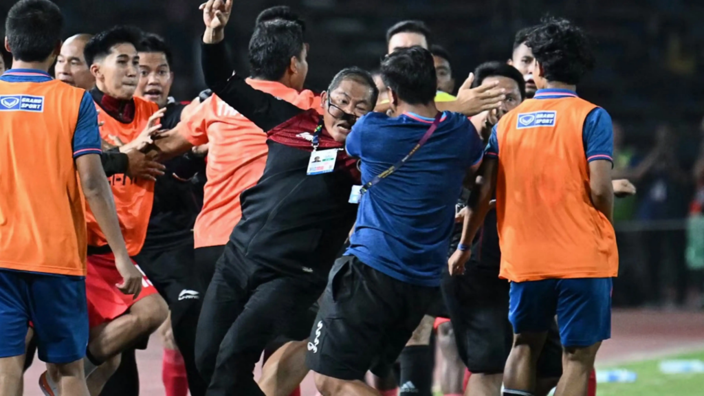 Keributan yang terjadi saat Timnas Indonesia lawan Thailand di final SEA Games 2023 (istimewa)