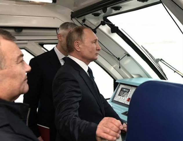 Putin dan Raisi Tandatangani Perjanjian Pembangunan Kereta Api Rasht-Astara