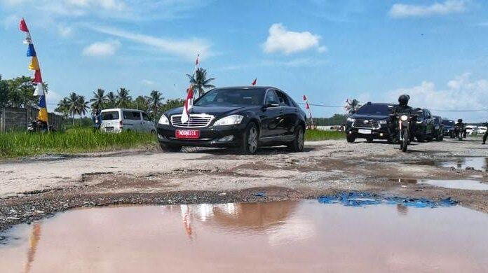 Presiden Minta Masyarakat Lapor Jalan Rusak di Medsos Miliknya