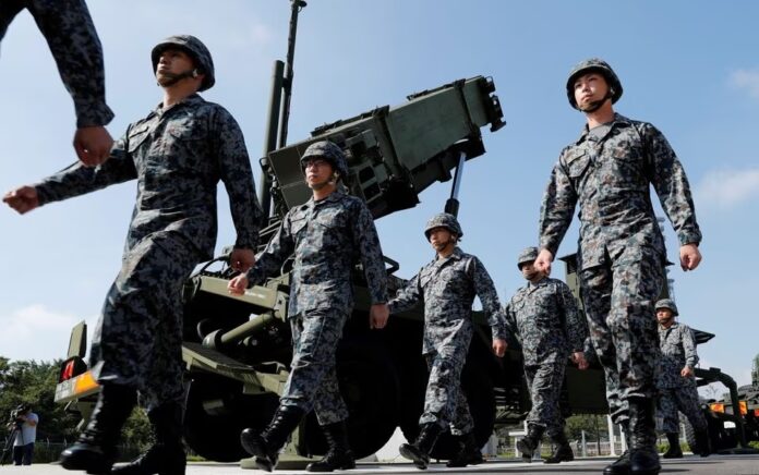 Tentara Pasukan Bela Diri Jepang berjalan melewati unit rudal Patriot Advanced Capability-3 (PAC-3) setelah Kepala Sekretaris Kabinet Jepang Yoshihide Suga meninjau unit tersebut di Kementerian Pertahanan di Tokyo, Jepang, 8 Oktober 2017. Foto: Reuters/Kim Foto Kyung-Hoon/File.