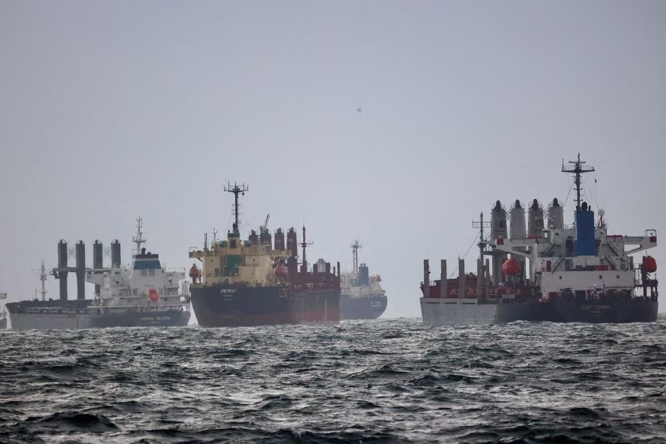 Kapal terlihat menunggu pemeriksaan di bawah Prakarsa Butir Laut Hitam PBB di pelabuhan selatan Bosphorus di Istanbul, Turki 11 Desember 2022. Foto: Reuters/Yoruk Isik/File Foto.