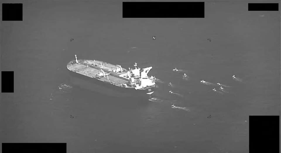 Pesawat serang cepat dari Angkatan Laut Korps Pengawal Revolusi Islam Iran mengerumuni kapal tanker minyak Niovi berbendera Panama saat transit di Selat Hormuz dari Dubai ke pelabuhan Fujairah di Uni Emirat Arab, Teluk Arab, terlihat dalam tangkapan layar video yang disediakan oleh Angkatan Laut A.S. pada 3 Mei 2023. Foto: Komando Pusat Angkatan Laut A.S./Komando Pusat Angkatan Laut A.S. Armada ke-5/Reuters.