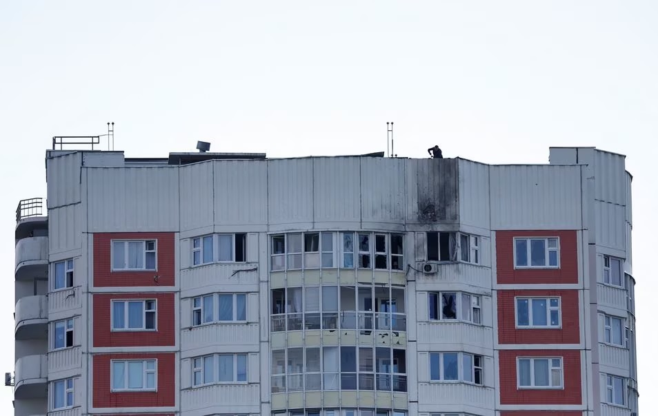 Pemandangan menunjukkan blok apartemen bertingkat yang rusak menyusul serangan drone yang dilaporkan di Moskow, Rusia, 30 Mei 2023. Foto: Reuters/Maxim Shemetov.