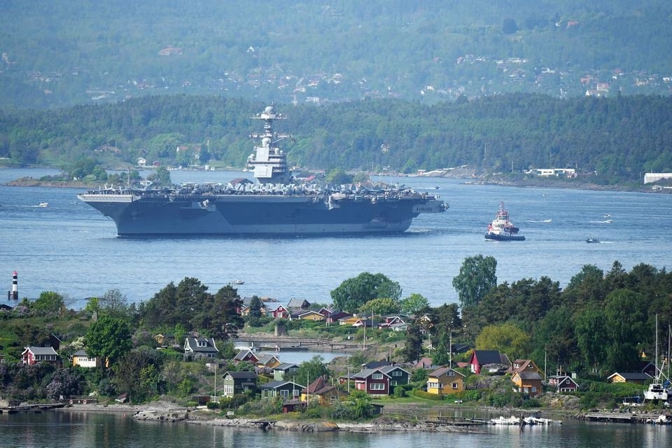 Pemandangan kapal induk AS USS Gerald R. Ford di Oslo Fjord, dilihat dari Ekebergskrenten, Norwegia, 24 Mei 2023. Foto: Javad Parsa/NTB/Reuters.