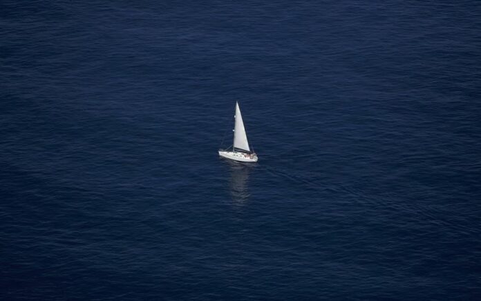 Sebuah perahu layar digambarkan berlayar di laut Mediterania, dari Batu, di wilayah luar negeri Inggris Gibraltar, selatan Spanyol 16 Agustus 2013. Gambar diambil 16 Agustus 2013. Foto: Reuters/Jon Nazca.