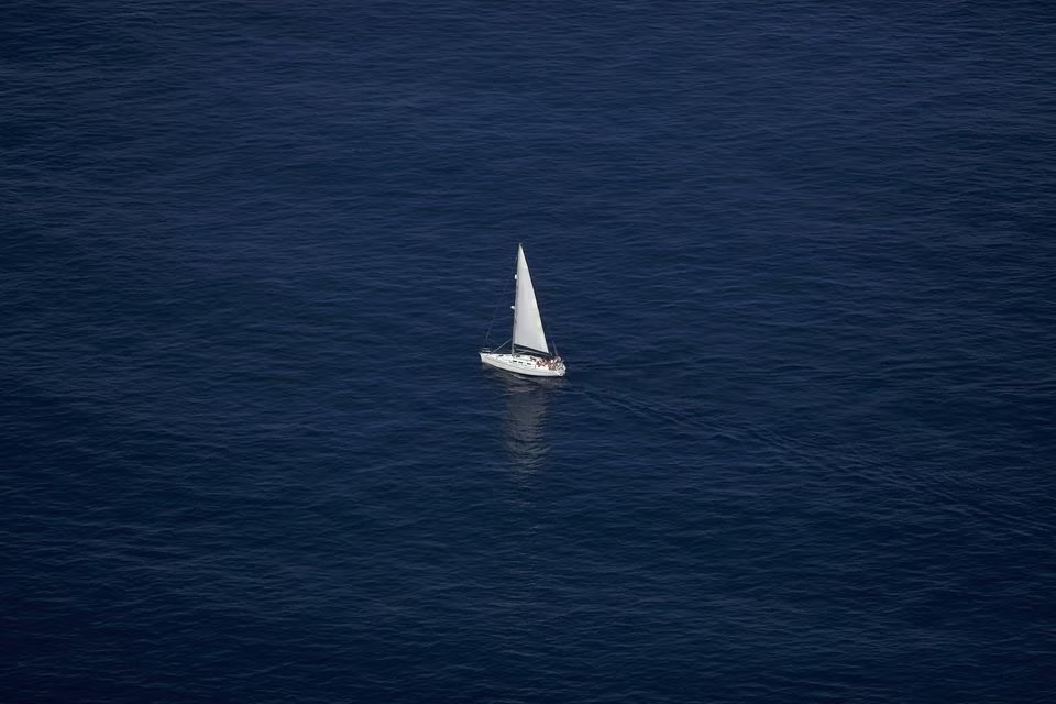 Sebuah perahu layar digambarkan berlayar di laut Mediterania, dari Batu, di wilayah luar negeri Inggris Gibraltar, selatan Spanyol 16 Agustus 2013. Gambar diambil 16 Agustus 2013. Foto: Reuters/Jon Nazca.