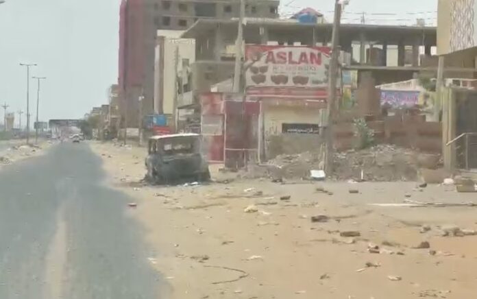 Pemandangan menunjukkan mobil yang rusak di Jalan Martir Muhammad Hashem Matar di Bahri, Khartoum Utara, Sudan, 30 April 2023, dalam gambar diam yang diambil dari video yang diperoleh Reuters. Foto: Reuters.