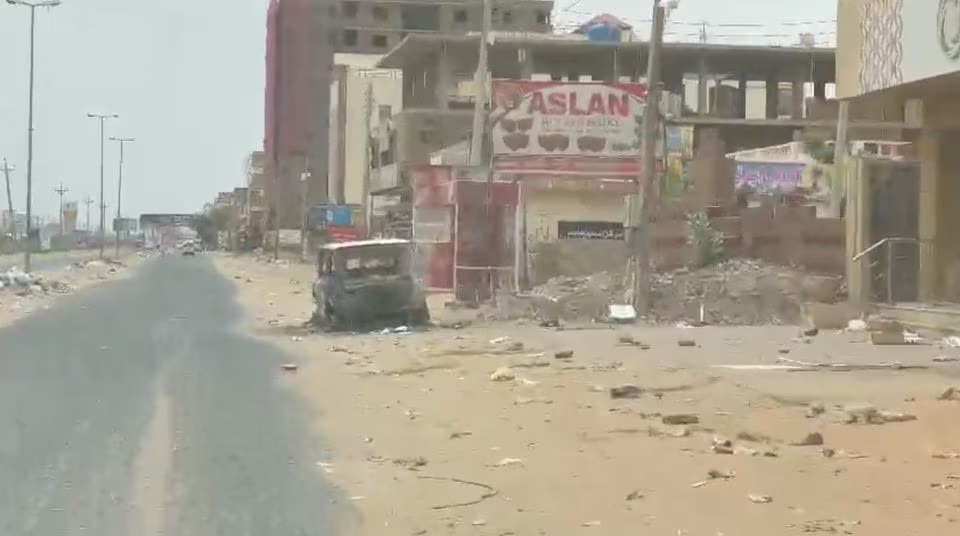 Pemandangan menunjukkan mobil yang rusak di Jalan Martir Muhammad Hashem Matar di Bahri, Khartoum Utara, Sudan, 30 April 2023, dalam gambar diam yang diambil dari video yang diperoleh Reuters. Foto: Reuters.