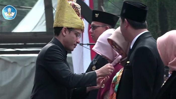 Presiden Jokowi Beri Tanda Kehormatan pada 5.685 Guru