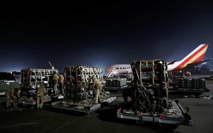 Anggota layanan Ukraina membongkar rudal anti-tank Javelin, dikirim dengan pesawat sebagai bagian dari paket dukungan militer AS untuk Ukraina, di Bandara Internasional Boryspil di luar Kyiv, Ukraina 10 Februari 2022. Foto: Reuters/Valentyn Ogirenko.