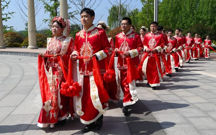 Kota Liaocheng, Provinsi Shandong, China Timur mengadakan upacara pernikahan kelompok pertamanya pada 25 April 2023, dihadiri oleh 10 pasangan pengantin baru, saat negara tersebut meluncurkan kampanye melawan masalah termasuk harga pengantin yang terlalu tinggi dan upacara pernikahan yang mewah. Foto: IC