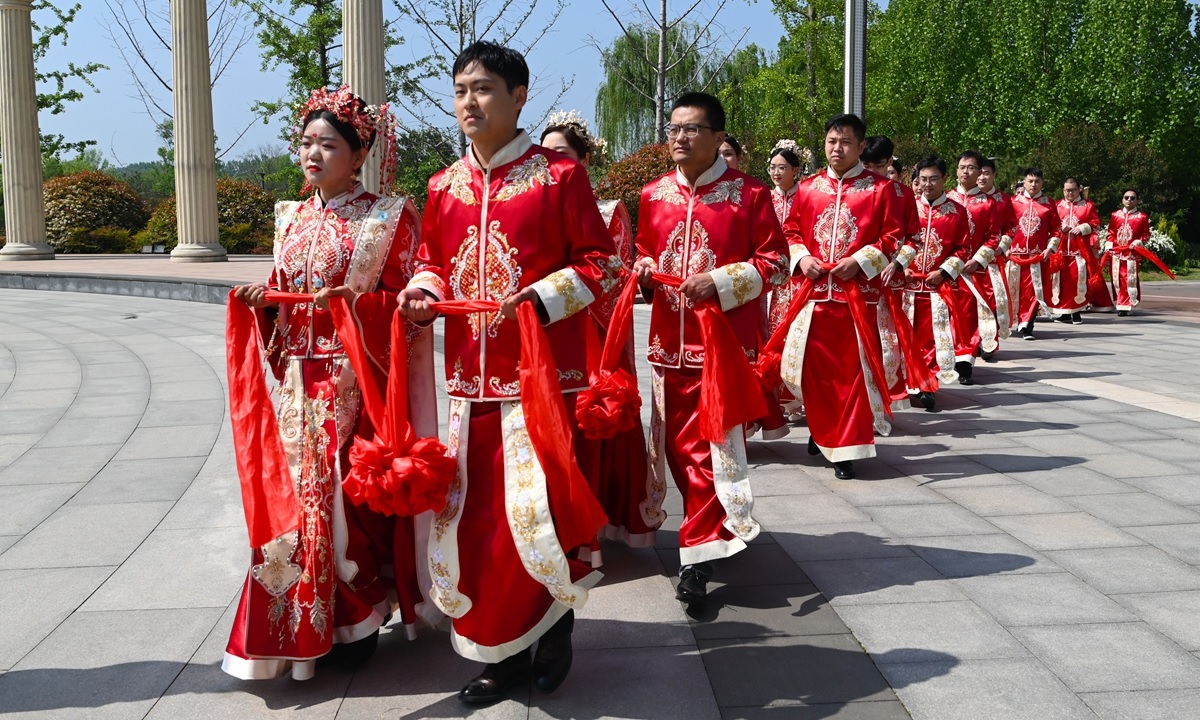 Kota Liaocheng, Provinsi Shandong, China Timur mengadakan upacara pernikahan kelompok pertamanya pada 25 April 2023, dihadiri oleh 10 pasangan pengantin baru, saat negara tersebut meluncurkan kampanye melawan masalah termasuk harga pengantin yang terlalu tinggi dan upacara pernikahan yang mewah. Foto: IC