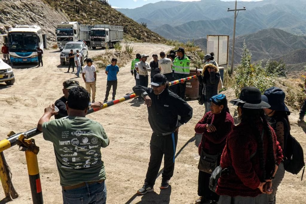 Kerabat penambang menunggu di pintu masuk tambang La Esperanza, tempat sedikitnya 27 orang tewas di distrik Yanaquihua di Arequipa, Peru, pada 7 Mei 2023. Foto:AFP via Getty Images.