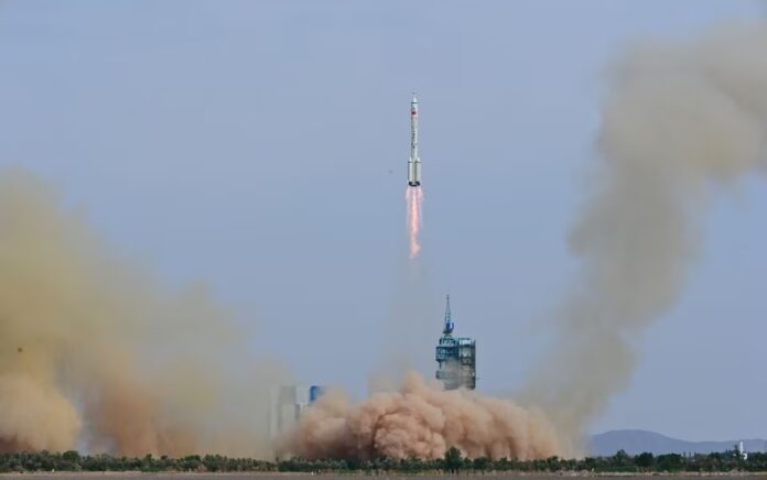 Roket pembawa Long March-2F, membawa pesawat ruang angkasa Shenzhou-16 dan tiga astronot, lepas landas dari area peluncuran Pusat Peluncuran Satelit Jiuquan untuk misi berawak ke stasiun ruang angkasa Tiangong China, dekat Jiuquan, provinsi Gansu, China 30 Mei 2023 Foto: Reuters/China Daily.