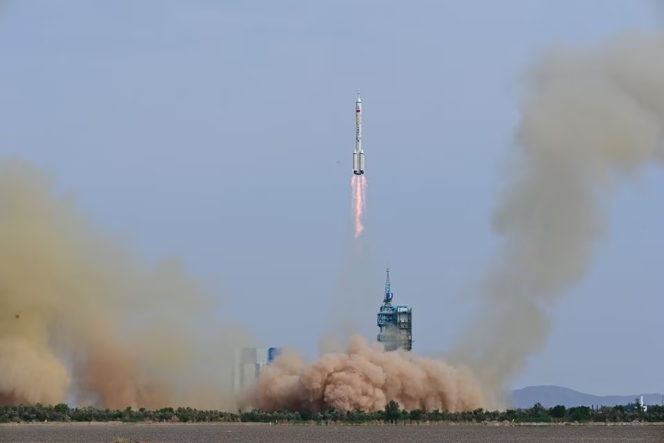 Roket pembawa Long March-2F, membawa pesawat ruang angkasa Shenzhou-16 dan tiga astronot, lepas landas dari area peluncuran Pusat Peluncuran Satelit Jiuquan untuk misi berawak ke stasiun ruang angkasa Tiangong China, dekat Jiuquan, provinsi Gansu, China 30 Mei 2023 Foto: Reuters/China Daily.