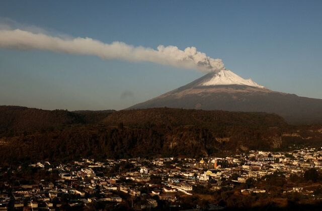 Sempat Terkendala Abu Vulkanik, Bandara Mexico City Kembali Beroperasi Setelah Pemadaman