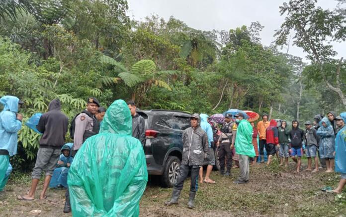 Hadang Kendaraan PLN, Warga Poco Leok Tolak Pembebasan Lahan untuk Proyek Geothermal