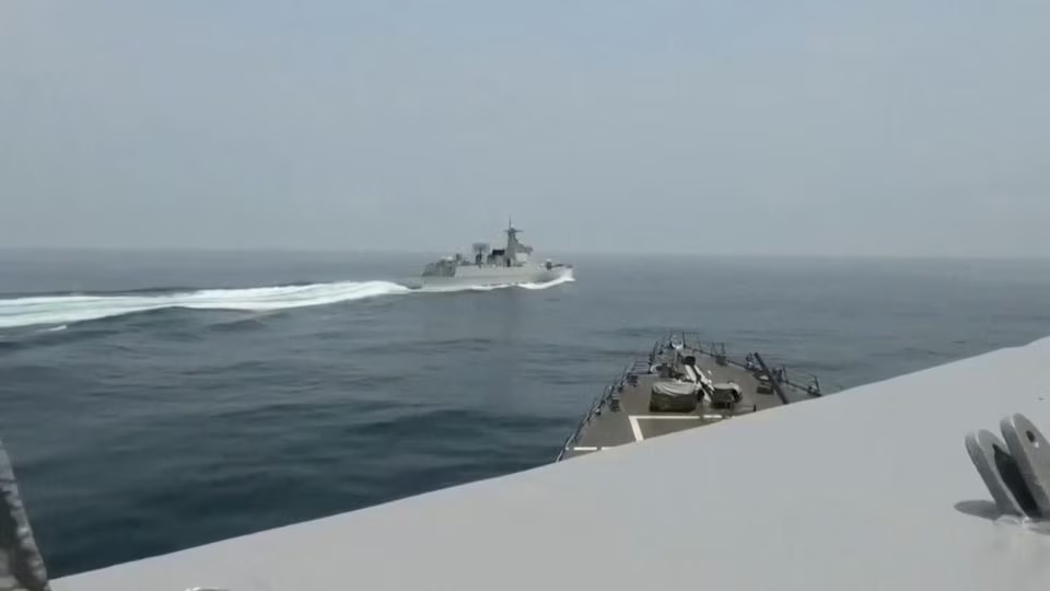 Kapal perang Tiongkok Luyang III berlayar di dekat kapal perusak AS USS Chung-Hoon, seperti yang terlihat dari dek kapal perusak AS, di Selat Taiwan, 3 Juni 2023, dalam tangkapan layar ini dari video selebaran. Foto: Layanan Distribusi Informasi Visual Pertahanan/Reuters.