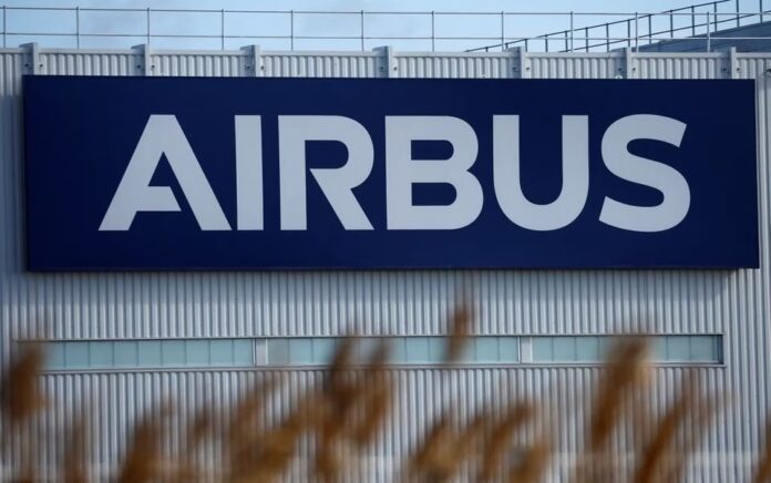 Logo Airbus digambarkan di fasilitas Airbus di Montoir-de-Bretagne dekat Saint-Nazaire, Prancis, 4 Maret 2022. Foto: Reuters/Stephane Mahe/File Foto.