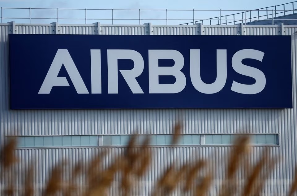 Logo Airbus digambarkan di fasilitas Airbus di Montoir-de-Bretagne dekat Saint-Nazaire, Prancis, 4 Maret 2022. Foto: Reuters/Stephane Mahe/File Foto.