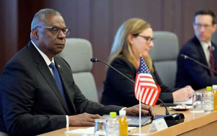 Menteri Pertahanan AS Lloyd Austin menyampaikan pidato pembukaan di awal pertemuannya dengan Menteri Pertahanan Jepang Yasukazu Hamada (tidak ada dalam foto) di Kementerian Pertahanan di Tokyo, Jepang, 01 Juni 2023. Foto: Franck Robichon/Pool/Reuters.