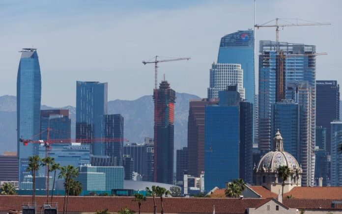 Pemandangan cakrawala pusat kota Los Angeles, California, AS, 22 Maret 2022. Foto: Reuters/Mike Blake.