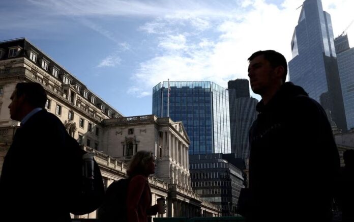 Orang-orang berjalan di luar Bank of England di distrik keuangan Kota London di London, Inggris 11 Mei 2023. Foto: Reuters/Henry Nicholls/File Foto.