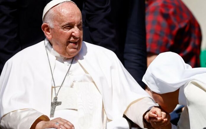 Paus Francis Habiskan Malam yang Damai di Rumah Sakit Setelah Operasi