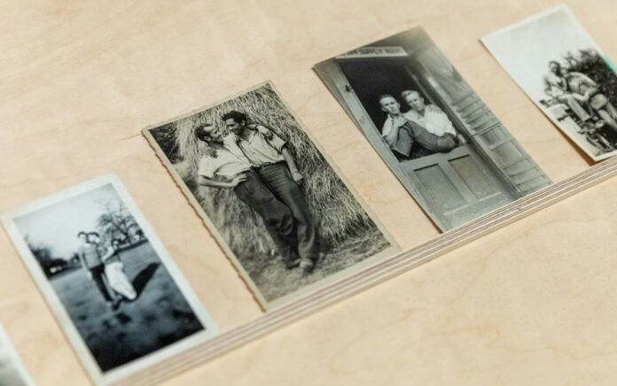 Museum di Swiss Pamerkan Koleksi Foto Lawas Tentang  Pria yang Sedang Jatuh Cinta