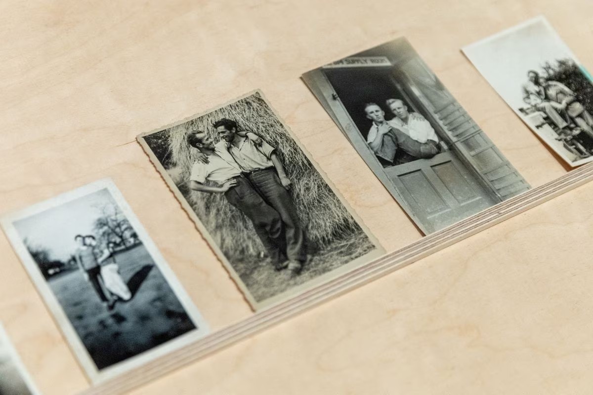 Museum di Swiss Pamerkan Koleksi Foto Lawas Tentang  Pria yang Sedang Jatuh Cinta