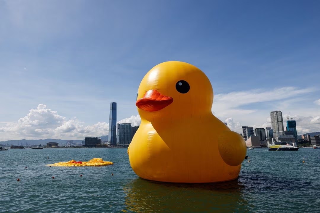 Baru Diluncurkan, Satu Bebek Karet Raksasa di Pelabuhan Hong Kong Mengempis