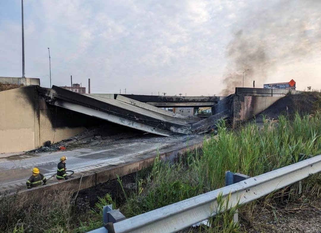 Jalan Raya Philadelphia Runtuh Setelah Sebuah Kendaraan Dilalap Api